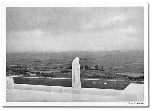 Carte postale: Statue de la femme en pleurs sur le mémorial de Vimy