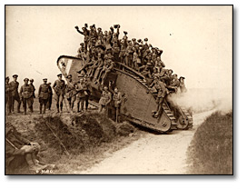 Photographie : Des soldats canadiens de retour du front sur un char d’assaut, 5e régiment de cavalerie canadien, [vers 1918]