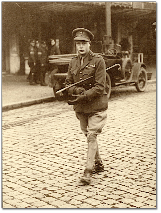 Photographie : Son Altesse Royale le Prince de Galles dans les rues de Mons, [vers 1918]