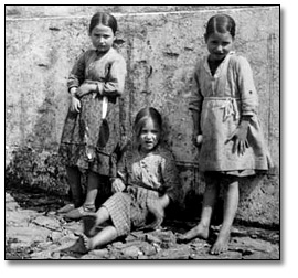 Photo: Three unidentified girls during the Spanish Civil War, [between 1936 and 1939]