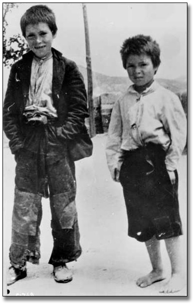 Photograpie : Two Unidentified Boys during the Spanish Civil War, [vers 1936-1939]