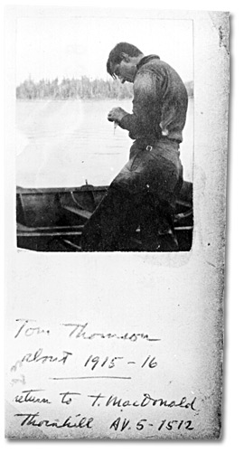 Photographie : Tom Thomson sur le lac Canoe, parc provincial Algonquin, [vers 1916]