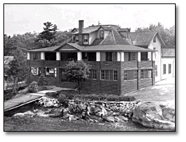 Photo: Delawana Inn [at Honey Harbour], [between 1910 and 1930]