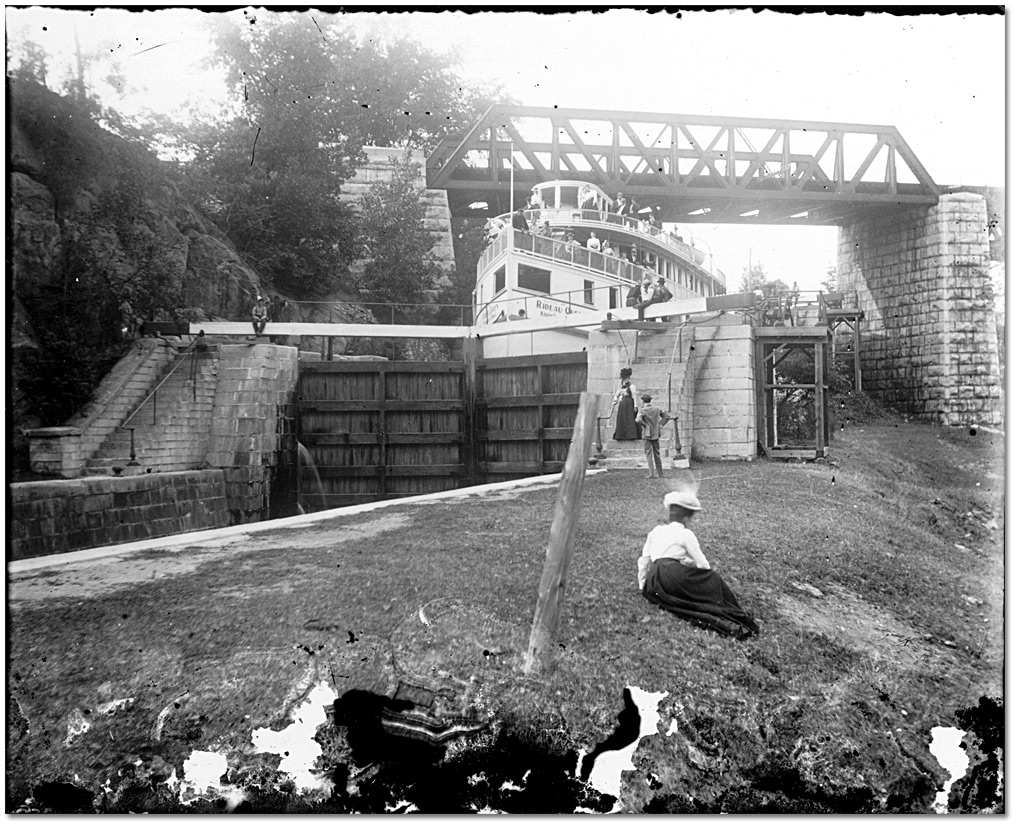 Photographie : Le navire à vapeur Rideau Queen dans l’écluse de Kingston Mills, canal Rideau, [entre 1898 et 1920]
