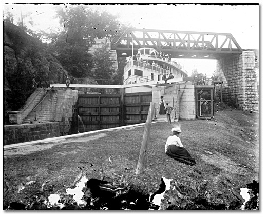 Photographie : Le navire à vapeur Rideau Queen dans l’écluse de Kingston Mills, canal Rideau, [entre 1898 et 1920]