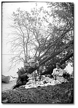 Photographie : Picnic by a lake in eastern Ontario [Kingston], between 1989 and 1920]