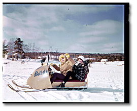 Photographie : Motoneigistes profitant du plein air, 1964