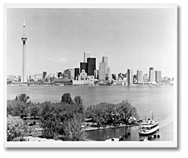 Photographie : Vue de Toronto montrant la tour du CN et Island Park au premier plan. [198-]