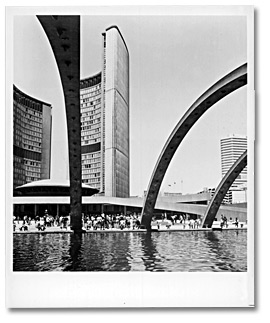 Photographie : Hôtel de ville de Toronto et place Nathan Phillips, [197-]