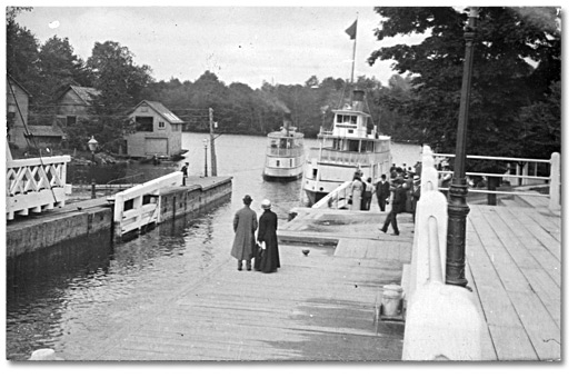 Photographie : Passagers attendant un bateau à vapeur sur un quai, Muskoka, [189?]