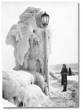 Photo: Ice-covered lampposts from the spray from Niagara Falls, [1927]