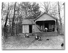 Photographie : Chalet et remise à bateau au bord de l’eau [région de Kingston], [vers 1905]