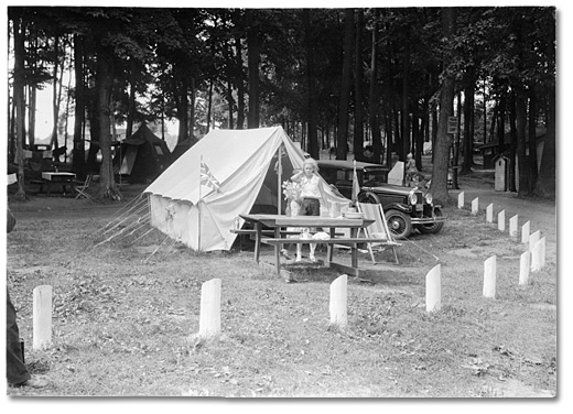 Photographie : Girl standing in front of a tent at a tourist camp in Midland, [ca. 1915]