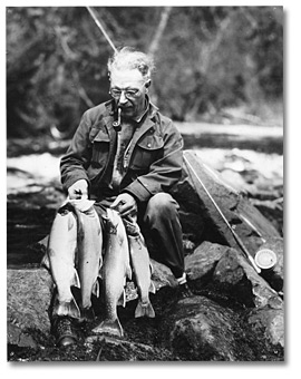 Photographie : Un touriste avec ses prises dans une station estivale du Nord de l’Ontario, [vers 1930]