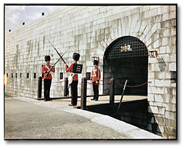 Photographie : Des gardes au Fort Henry, Kingston, 1951