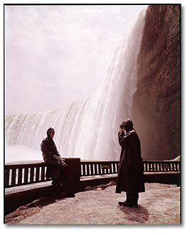 Photographie : Touristes devant les chutes, chutes Niagara, 1959