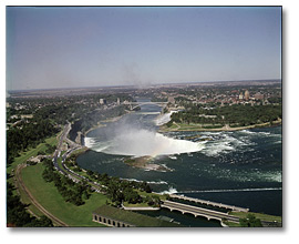 Photographie : Vue aérienne de la chute en fer à cheval, chutes Niagara, 1960