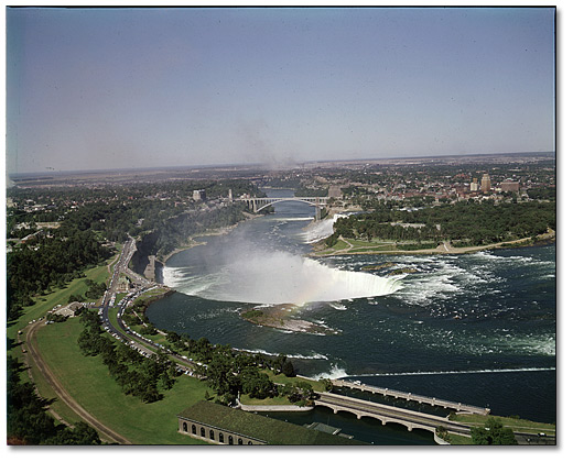 Photographie : Vue aérienne de la chute en fer à cheval, chutes Niagara, 1960