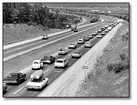 Photographie : Circulation sur l'autoroute 400, direction nord, fin de semain de la fête du Dominion, juillet 1967