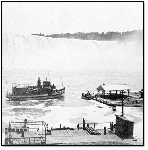 Photographie : Le Maid of the Mist se préparant à accoster sur la rive canadienne (Maid of the Mist approaching the landing on the Canadian side), [ca. 1880]