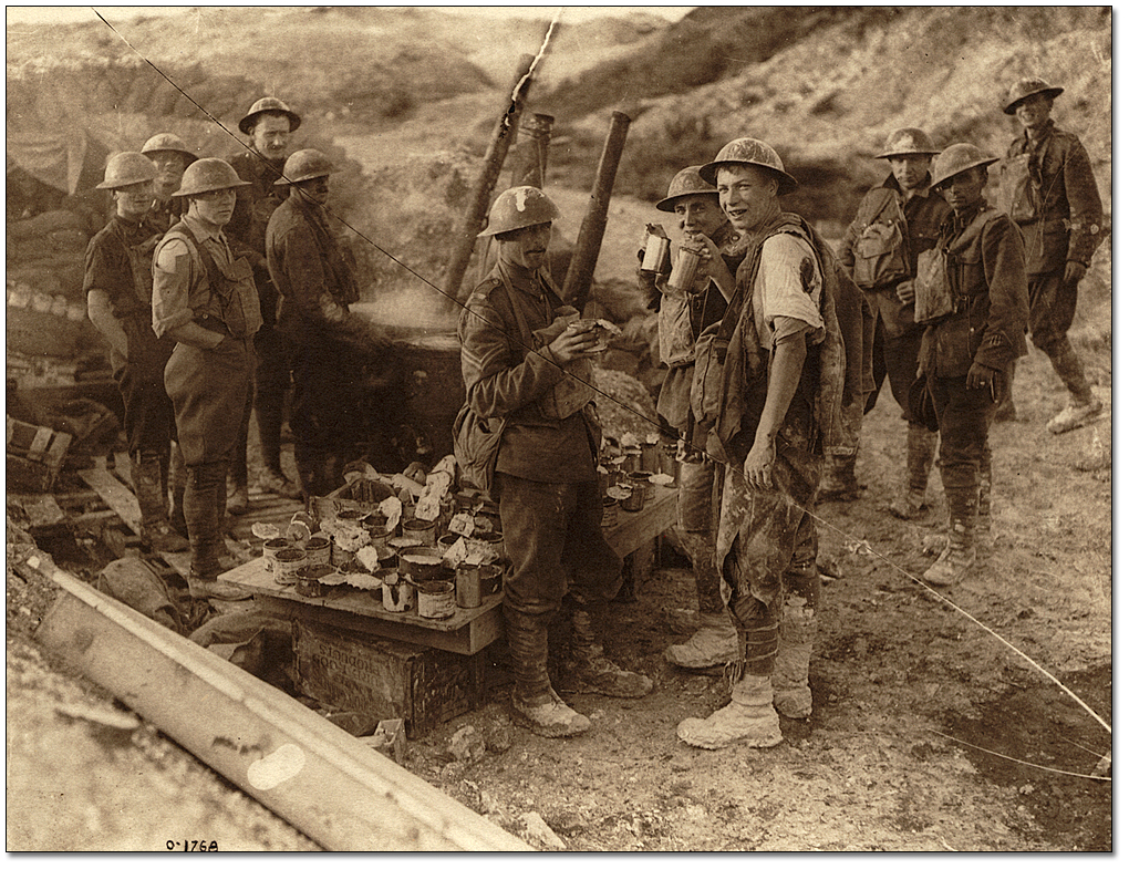 Soldat canadien grièvement blessé à l'épaule et à la jambe buvant un café chaud, dans une soupe populaire, à environ 100 mètres des lignes allemandes, à Colline 70, [vers 1918]

