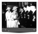 Regardez - Visite royale - La duchesse de Kent et la princesse Alexandria visitent London