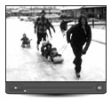 Regardez - Le vent, la neige et le grésil transforment les rues en patinoires