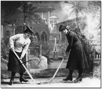 Two women hockey players/Deux joueuses de hockey