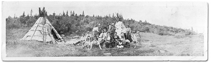 Railway construction workers with Native people in Northern Ontario/Travailleurs de la construction des chemins de fer avec des Autochtones du Nord de l'Ontario