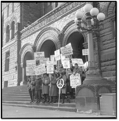 “Committee of 100” on the steps of City Hall, Toronto (anti-nuclear demonstration)
/“Committee of 100” on the steps of City Hall, Toronto (protestation anti-nucléaire)
