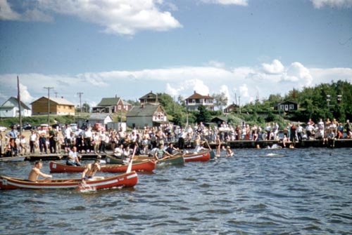 Course de canots et spectateurs sur la berge lors d’une régate à Sioux Lookout, [vers 1953]