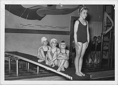 Enfants apprenant à plonger [entre 1950 et 1970]
