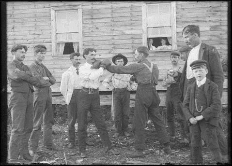 Un match de boxe, Fort Frances, Ontario, [vers 1900]