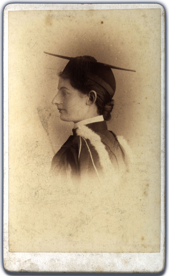 Margaret Brown, photographie de la collation des diplômes, vers 1885