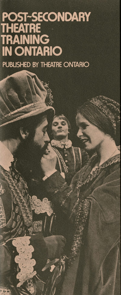 Couverture de la brochure annonçant une formation postsecondaire en théâtre de Theatre Ontario, 1978, et qui montre trois acteurs costumés