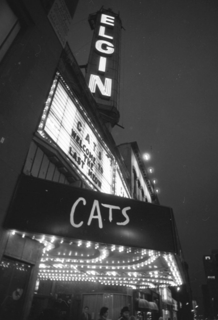 Marquise et affiches au théâtre Elgin à Toronto en 1987 annonçant la dernière représentation de la comédie musicale CATS