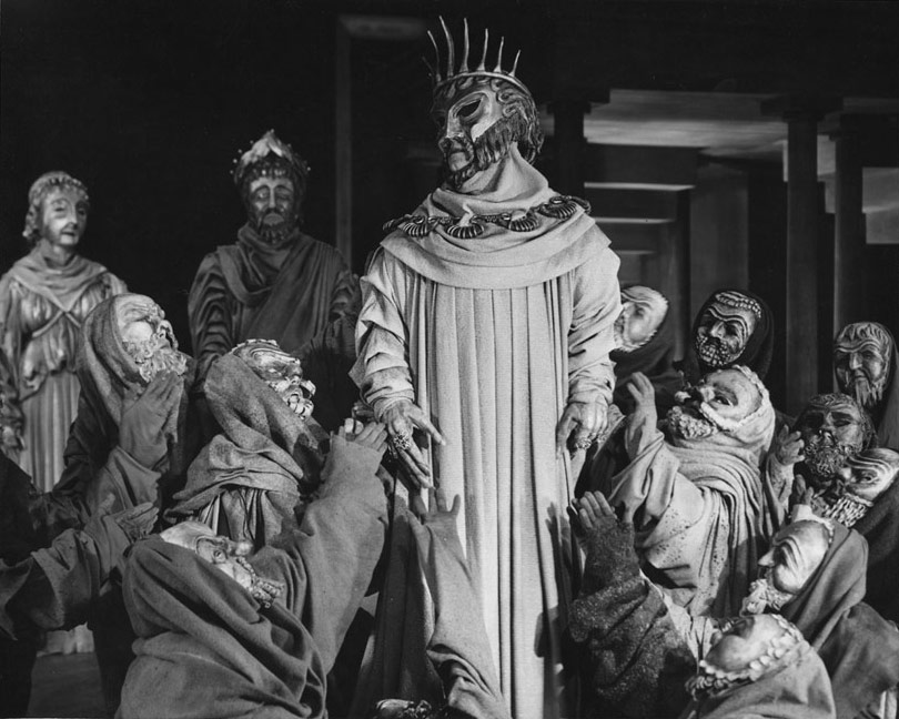 Acteurs masqués jouant une scène d'Oedipe Roi de Sophocle au théâtre Festival de Stratford (Ontario), 1955