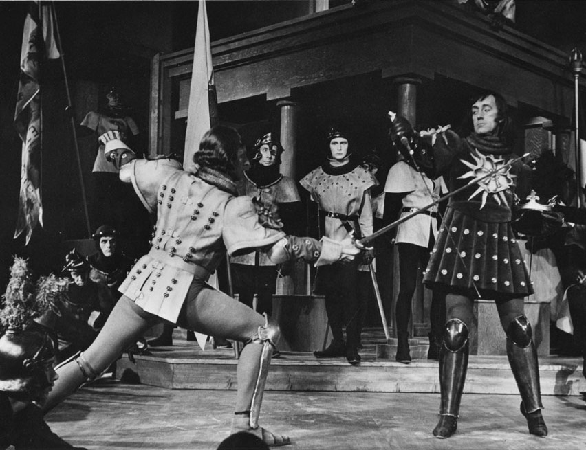 Acteurs jouant une scène de combat à l’épée dans la pièce Richard III de Shakespeare au théâtre Festival de Stratford (Ontario), 1953