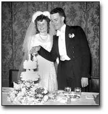 Photo: Bride and groom cutting the cake, Torges wedding, [ca. 1945]