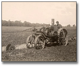 Photographie : Using a steam tractor and gang plow, 1916