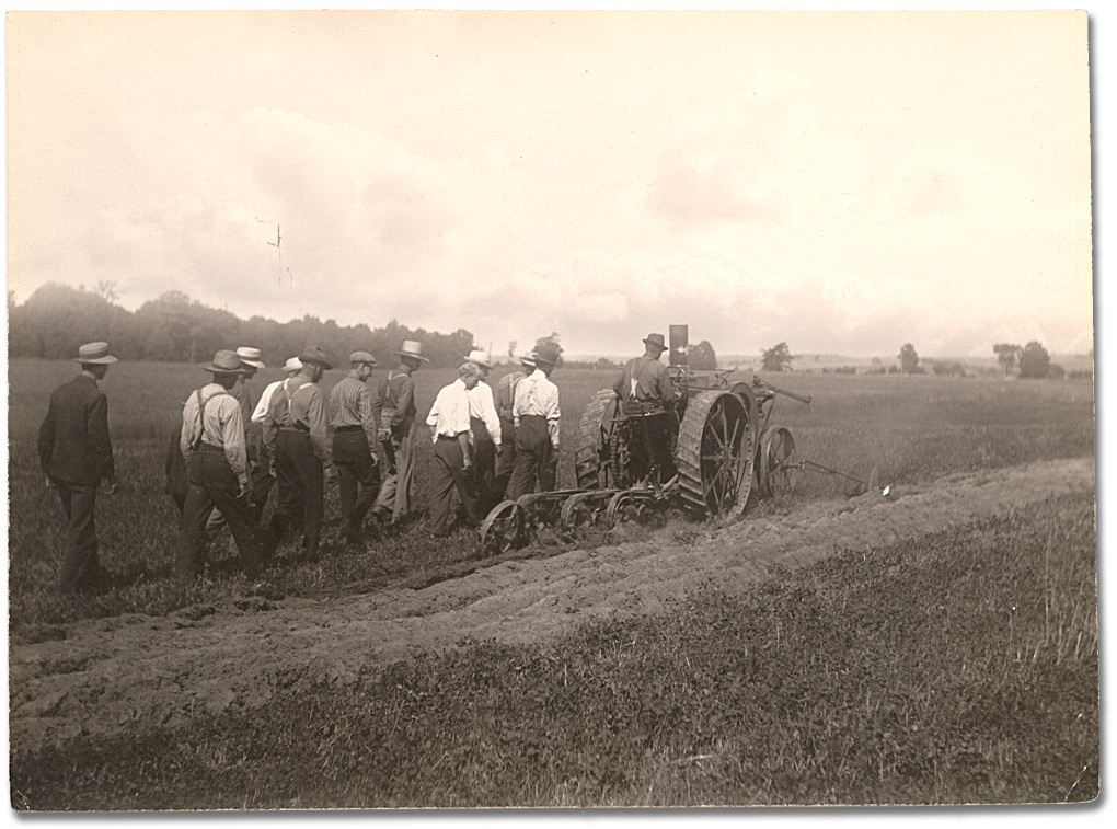 Photographie : Ploughing match contestant with judges, 1916