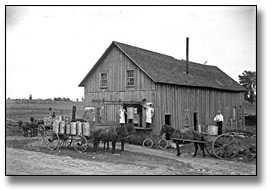 Photographie : Preparing cheese for transport, cheese factory, Eastern Ontario, [entre 1895 et 1910]