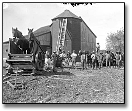 Photographie : Farmers filling a silo, [entre 1895 et 1910]