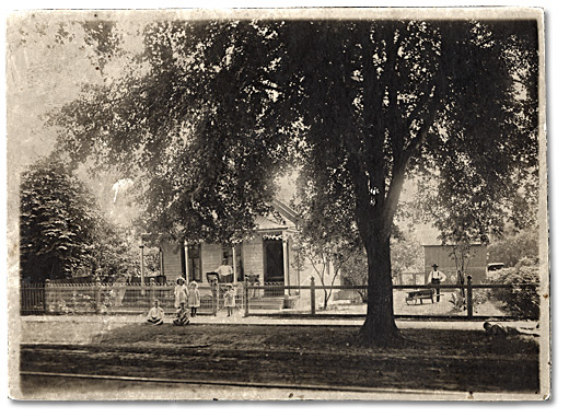 Photographie : Augustus Adams dans sa cour d’entrée à Sandwich