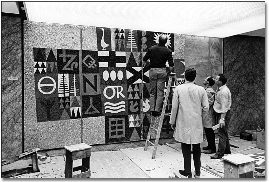 Photographie : Sydney Watson installant sa mosaïque, Province of Ontario [Province d'Ontario], dans l'édifice Macdonald