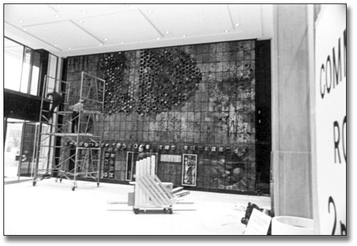 Photographie : Installation de l'oeuvre de Jordi Bonet, The End of Time, [La fin des temps], 1968