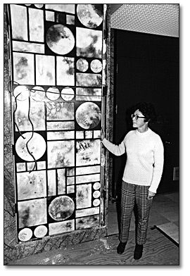 Photographie : Daisy Bailay debout à coté de son œuvre, Blizzard/Thaw [Blizzard/Dégel], pendant l'installation, 1968