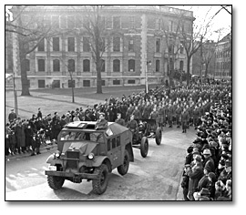 Photographie : Soldiers marching in the War Savings Parade, Toronto, [vers 1945]