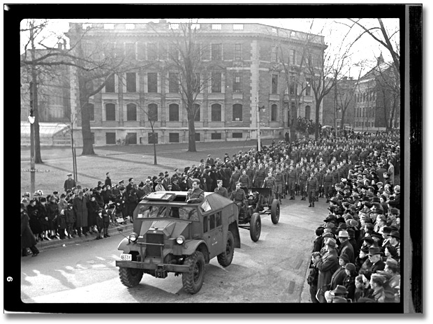 Photograpie : Soldiers marching in the War Savings Parade, Toronto, [vers 1945]