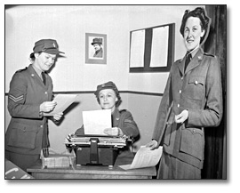 Photographie : Female miltary personnel working in an office, [vers 1945]